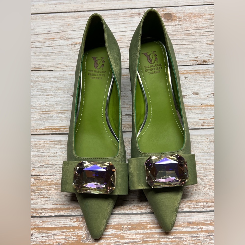💎 Elegant Green Heels with Gem Accent
